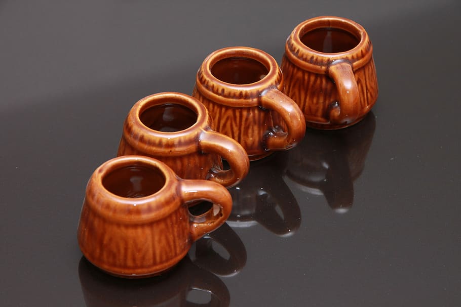 ceramica, tazza, decorativo, mini, miniatura, miniature, piccolo, tè, arti, riflessione, nessuno, girato in studio, avvicinamento, bicchierino, sfondo nero, in casa, legno - materiale, vista dall'alto, cibo e bevande, bere, strumento musicale, gruppo di oggetti, musica, natura morta, Marrone, concentrarsi sulle conoscenze acquisite, sfondo grigio, gruppo, attrezzatura musicale, rinfresco, scelta, tavolo, piccolo gruppo di oggetti, 4K
