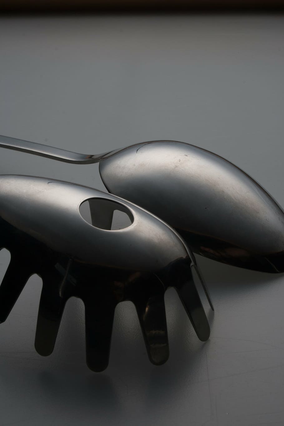 cullera, metall, cuina, cap gent, a l'interior, manera de transport, primer pla, transport, natura morta, cotxe, vehicle aeri, vehicle terrestre, taula, centrar-se en primer pla, reflexió, automòbil, estil retro, seguretat, part de la màquina, maquinària, fet per l'home, 4K