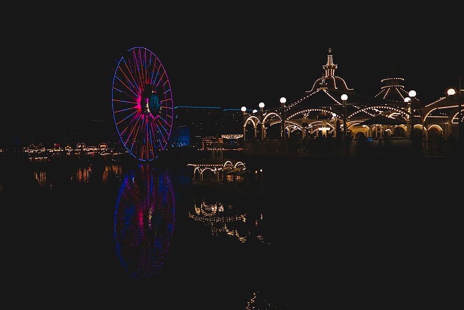 Karneval Lichter, Nachtzeit, Panorama-, Fotografie, Blau, Rosa, ferris, Rad, Nacht-, dunkel, Beleuchtung, Kirmes, Riesenrad, Vergnügungspark, Freizeitpark Achterbahn, beleuchtet, Kunst, Kultur und Unterhaltung, die Architektur, Reflexion, Reiseziele, Wasser, Himmel, Stadt, Gebäudehülle, Natur, gebaute Struktur, Reise, reisender Karneval, Karneval, draußen, Nachtleben, 2K