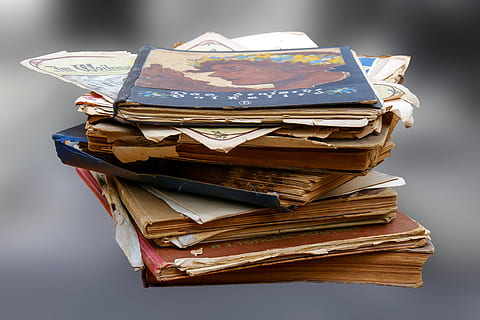 scuola, libri, leggere, pila di libri, imparare, letteratura, impilati, vecchio, studenti, libro, pila, girato in studio, sfondo grigio, in casa, nessuno, carta, pubblicazione, grigio, natura morta, avvicinamento, legno - materiale, grande gruppo di oggetti, abbondanza, sfondo colorato, piegato, modello, raccolta differenziata, arte e artigianato, 4K, CC0, dominio pubblico, privo di copyright