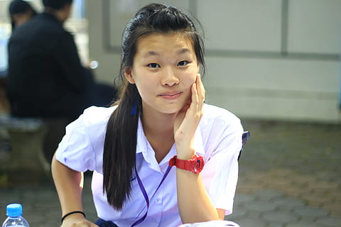 Frau, Sitzung, Mann, Sanftes Licht, ausgereift, süß, Studenten, Bild, Gesicht, Licht, bin einsam, Herren, Thailand, Junge, lange Haare, Hände, Menschen, allein, Lächeln, Dame, thailand sprache, Mund, Oberfläche, Winter, schönes Mädchen, Porträt, stattdessen, eigenständige, Kapuze, Brillen, dunkel, jung, im Winter, Malerei, wolle, Sonnenbrille, Mode, aus Wolle, Zeichnung, männliches Model, weißer Hintergrund, Generation, Kind, Kindheit, nur für Kinder, Bildung, eine Person, Grundschule, Kamera betrachten, Vorderansicht, echte Menschen, Fokus auf den Vordergrund, Mädchen, Haar, Frauen, Tag, Lebensstile, Taille hoch, Student, lächelnd, Uniform, Frisur, Kind vor der Pubertät, schöne Frau, 5K, CC0, gemeinfrei, lizenzfrei