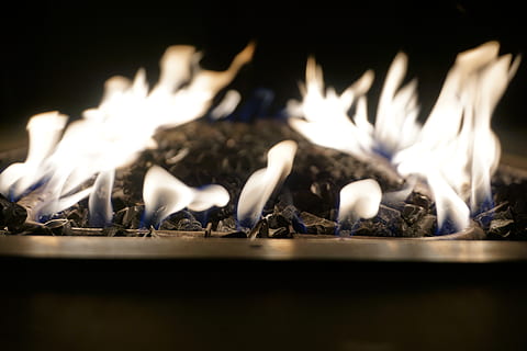 ild, ildsted, vinter, varm, hyggelig, levende, brænding, flamme, selektiv fokusering, brand - naturligt fænomen, varme - temperatur, ingen mennesker, natur, mad, fugl, tæt på, hvid farve, mad og drikke, belyst, brændt, indendørs, sort baggrund, nat, gruppe af dyr, 5K, CC0, offentligt domæne, royaltyfrie