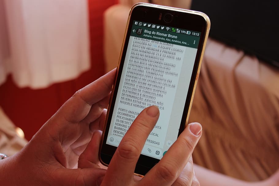què tal, missatger, missatge, comunicador, contacte, comunicar-se, icona, dir, parlar, comunicació, tecnologia sense fils, tecnologia, mà humana, connexió, part del cos humà, dispositiu d’informació portàtil, Internet, telèfon intel·ligent, xarxa d’ordinadors, celebració, mà, primer pla, portabilitat, adult, tauleta digital, telèfon mòbil, utilitzant l’ordinador, pantalla tàctil, gent, aplicació per a mòbils, dit, 5K