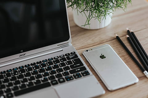 ordinateur portable acer argent, en bois, vert, plante, des crayons, argent, acer, portable, plante verte, iphone Apple, lieu de travail, ordinateur, carnet, La technologie, clavier d'ordinateur, affaires, Bureau, table, personne, pc, bois - matériau, travail, moderne, équipement, l'Internet, Technologie sans fil, à l'intérieur, la communication, lien, clavier, équipement informatique, mise au point sélective, meubles, stylo, vue grand angle, dispositif d'information portable, clé d'ordinateur, 4K, CC0, domaine public, libre de droits