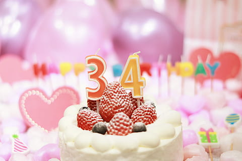 34 Kerze, Erdbeerkuchen, Kerze, Kuchen, Dessert, Lebensmittel, Geburtstag, Süßes Essen, Feier, Cupcake, Glasur, Party - gesellschaftliches Ereignis, Dekoration, Gourmet, Süßigkeiten, mehrfarbig, keine Leute, Geburtstagskuchen, Essen und Trinken, Süss, Veranstaltung, Jahrestag, pinke Farbe, Geburtstagskerzen, gebacken, Genuss, Feier Veranstaltung, Versuchung, 1080P, CC0, gemeinfrei, lizenzfrei