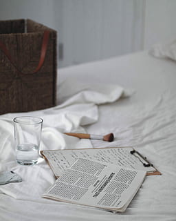 Domenica, chiaro, bicchierino, accanto, Marrone, appunti, letto, foglio, carta, gli appunti, spazzola, mobilia, tavolo, in casa, pubblicazione, nessuno, attrezzature domestiche, libro, cibo e bevande, natura morta, bicchiere, tazza, assenza, bere, utensile da cucina, tovagliolo, rinfresco, vassoio, menu, vasellame, 4K, CC0, dominio pubblico, privo di copyright