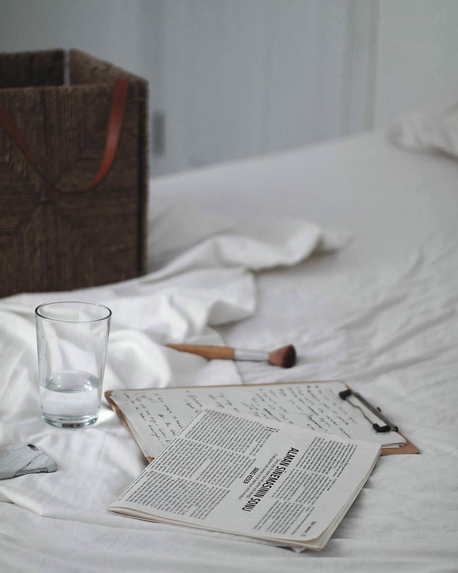 Domenica, chiaro, bicchierino, accanto, Marrone, appunti, letto, foglio, carta, gli appunti, spazzola, mobilia, tavolo, in casa, pubblicazione, nessuno, attrezzature domestiche, libro, cibo e bevande, natura morta, bicchiere, tazza, assenza, bere, utensile da cucina, tovagliolo, rinfresco, vassoio, menu, vasellame, 4K