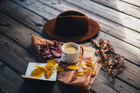Weiß, Keramik, Kaffeebecher, neben, Cowboy-Hut, Tasse, Kaffee, braun, Hut, Gelb, Blätter, Fedorahut, Becher, verwelkt, Tabelle, rot, Holz - Material, Lebensmittel, Getränk, Essen und Trinken, Scheibe, gesundes Essen, High Angle View, keine Leute, Frische, Blume, Wohlbefinden, blühende Pflanze, Pflanze, drinnen, Erfrischung, Tee, gesunder Lebensstil, Nahansicht, Natur, Kraut, Snack, gehackt, 5K, CC0, gemeinfrei, lizenzfrei