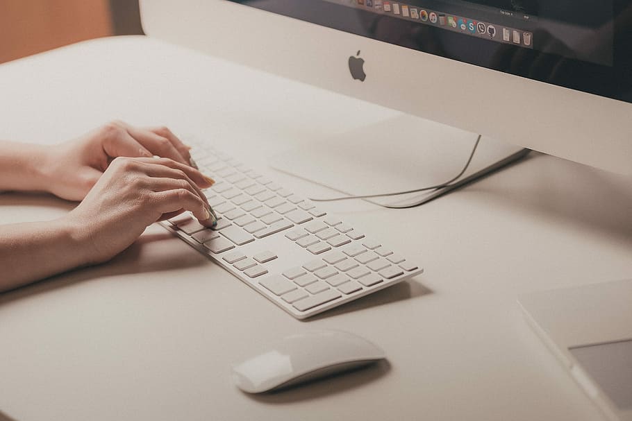 person typing, æble tastatur, person, ved brug af, æble magiske tastatur, ved siden af, æble magiske mus, imac, tastatur, computer, mac, æble, arbejde, Bemærk, skrive, mus, maskinskrivning, kvinder skriver, type, skab, minimal, arbejdsbord, arbejder, menneskelig hånd, hånd, menneskelig kropsdel, en person, computerudstyr, teknologi, computer tastatur, voksen, meddelelse, bord, indendørs, forbindelse, computermus, skrivebord, møbel, tæt på, trådløs teknologi, bruger computer, bruger bærbar computer, 2K