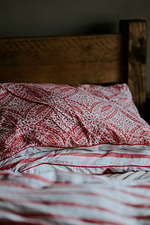 vermelho, cinzento, floral, travesseiro, roupa de cama, fotografia em close-up, branco, cama, lençóis, fronha, edredon, armação de cama, quarto, moda, estilo, listrado, Rosa, têxtil, dentro de casa, foco seletivo, mobília, ninguém, padronizar, linho, cobertor, fechar-se, interior de casa, ainda vida, Folha, sala doméstica, mesa, madeira - material, roupas, estampa floral, acolhedor, suavidade, 5K, CC0, domínio público, royalty free