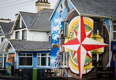 Kompas, væg, facade, maling, maleri, freskoer, arkitektur, kunstform, hjem, ornament, kunstfærdigt, vægmaleri, waterville, Irland, bygning udvendig, bygget struktur, bygning, dag, ingen mennesker, boligområde, form, flag, by, hus, vindue, patriotisme, lav vinkel visning, udendørs, multi farvet, gul, natur, stjerne form, 5K, CC0, offentligt domæne, royaltyfrie
