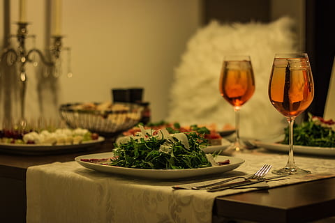 cena, menu, tavolo, ristorante, tavolo gedeckter, bicchieri di vino, vino, bicchieri, tavola, accogliente, abendstimmung, mangiare, vino rosso, umore, gastronomia, festa, cibo, pasto, bere, copertina, decorazione, bicchiere, romantico, celebrazione, sfogare, alcool, cibo e bevande, rinfresco, bicchiere di vino, attrezzature domestiche, freschezza, concentrarsi sulle conoscenze acquisite, mangiare sano, nessuno, in casa, piatto, mobilia, verdura, erba, 5K, CC0, dominio pubblico, privo di copyright