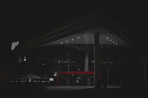 costruzione, architettura, notte, buio, sera, cielo, illuminato, struttura costruita, attrezzatura per l'illuminazione, nessuno, esterno dell'edificio, città, vuoto, strada, all'aperto, natura, copia spazio, assenza, lampione, memorizzare, colonna architettonica, soffitto, Garage per il parcheggio, box auto, 4K, CC0, dominio pubblico, privo di copyright