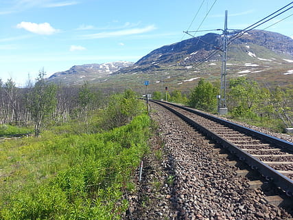 montagna, binario, treno, rurale, rotaia, traccia, Norrland, rotaie, ferrovia, trasporto ferroviario, giorno, nessuno, cavo, all'aperto, cielo, mezzi di trasporto, pianta, natura, erba, trasporto pubblico, modo di trasporto, ambiente, terra, scenics - natura, bellezza nella natura, paesaggio, nuvola - cielo, colore verde, prospettiva decrescente, elettricità, ghiaia, 2K, CC0, dominio pubblico, privo di copyright