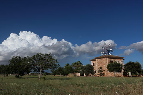 des nuages, ciel, bleu, nuages ​​noirs, nuages ​​se forment, ciel couvert, détail devant, paysage, Majorque, Moulin à vent, Prairie, maison, vent, plante, arbre, architecture, structure construite, extérieur du bâtiment, nuage - ciel, la nature, champ, bâtiment, journée, environnement, terre, herbe, personne, croissance, en plein air, beauté dans la nature, 5K, CC0, domaine public, libre de droits