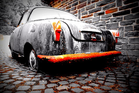 Auto, retro, rostfrei, Goggo, beklagen, Kunst, Stimmung, Metall, rostig, alt, rot, Eisen, Oldtimer, gebrochen, beschädigt, Transport, schmutzig, Landfahrzeug, keine Leute, Straße, Unglück, Wrack, draußen, Ziegelwand, Nacht-, Transportmittel, Kraftfahrzeug, Backstein, Stadt, Wand, Wandbau - Funktion, die Architektur, nass, Natur, Tag, Regen, Regenzeit, Rad, Regentropfen, 5K, CC0, gemeinfrei, lizenzfrei