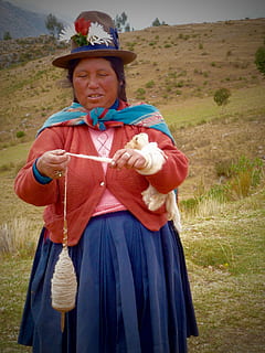 péruvien, fileur, traditionnel, chapeau, une personne, vue de face, personnes, scène rurale, coiffure, Vêtements, Vrais gens, journée, champ, plante, permanent, la nature, terre, adulte, en portant, habits traditionnels, la taille, paysage, herbe, adulte majeur, se concentrer sur le premier plan, en plein air, 2K, CC0, domaine public, libre de droits