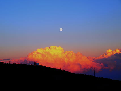 blanc, núvols, muntanya, sense títol, núvol, posta de sol, lluna, paisatge, crepuscle, cloudscape, tarda, sortida del sol, silueta, vespre, cel blau, arbre, fosc, cel, bellesa a la natura, medi ambient, escenics - natura, naturalesa, cap gent, color taronja, escena tranquil·la, escena no urbana, tranquil·litat, núvol - cel, terra, foc - fenomen natural, a l'aire lliure, 2K, CC0, domini públic, lliure de regalies