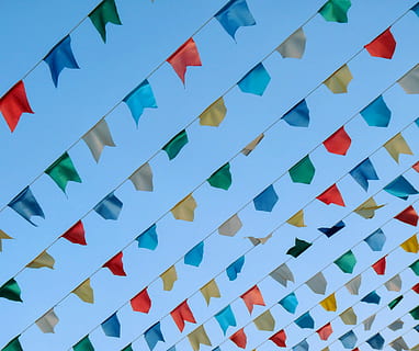 lavvinkelfotografering, assorted-farve pennant banner parti, assorterede farve buntings, flag, himmel, vimpel, snor, reb, mange, linje, gruppe, farve, kollektion, kigger op, fest, multi farvet, dekoration, blå, ingen mennesker, form, flagdug, mønster, stor gruppe af objekter, fuld ramme, hængende, kreativitet, trekant form, design, lav vinkel visning, baggrunde, Kunst og håndværk, dag, hvid farve, gentagelse, 2K, CC0, offentligt domæne, royaltyfrie
