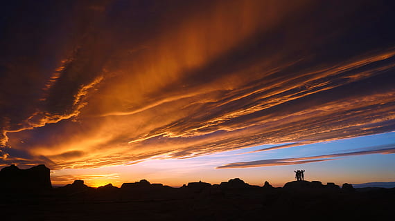 silueta, arboles, naranja, puesta de sol, cerros, nublado, cielo, dorado, hora, larga exposición, tiempo de exposición, lapso de tiempo, foto, ladera, nube, amanecer, grupo, amigos, naturaleza, oscuridad, color naranja, nube - cielo, Dom, luz del sol, paisaje de nubes, al aire libre, scenics, amanecer - amanecer, cielo dramático, belleza en la naturaleza, paisaje, exterior del edificio, paisajes - naturaleza, tranquilidad, escena tranquila, ambiente, idílico, una persona, escena no urbana, tierra, actividad de ocio, estilos de vida, 4K, CC0, dominio público, libre de derechos
