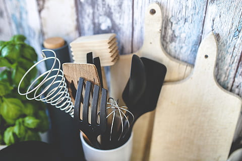 Marrone, nero, mestoli da cucina, contenitore, cucina, utensili, parete, utensili da cucina, Accessori, cucinando, interno, arredamento, in casa, nessuno, giorno, avvicinamento, legno - materiale, utensile da cucina, strumento a corda, attrezzature domestiche, messa a fuoco selettiva, chitarra, natura morta, strumento musicale, cucchiaio, attrezzatura musicale, vista dall'alto, tavolo, strumento di lavoro, musica, natura, 5K, CC0, dominio pubblico, privo di copyright