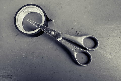tesouras, fita, ferramenta, cortar, mascarar, corte fora, metal, ferramenta de trabalho, ninguém, aço, higiene, dentro de casa, fechar-se, dia, ainda vida, único objeto, equipamento, visão de alto ângulo, ferramenta de mão, pavimento, homem feito, homem feito objeto, chave inglesa, diretamente acima, lidar com, indústria de construção, simplicidade, prateado colorido, concreto, Liga, barbeiro, 1080P, CC0, domínio público, royalty free