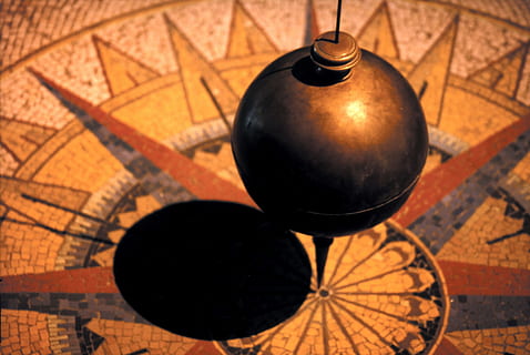 kolo, Šedá, závěsný, míč, kyvadlo, Věda, fyzika, Zůstatek, gravitace, pohyb, newton, koule, kov, historický, technologie, kyvné, frekvence, nikdo, antický, uvnitř, starý, mapa, Příroda, podlaha, vzor, vysoký úhel pohledu, architektura, zeměkoule - člověk, detail, muž, slunečního světla, mapa světa, retro stylu, 1080P, CC0, veřejná doména, bez autorských práv