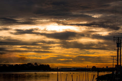 lys, skygge, himmel, sol, billedvisning, sommerhus, silhuet, træ, glød, lys skygge, solnedgang, sollys, daggry, blomsterkrukke, Sky, afdeling, aften, sten, klatre op i træet, sky - himmel, skønhed i naturen, scenics - natur, orange farve, vand, natur, dramatisk himmel, ingen mennesker, rolig scene, ro, arkitektur, bygget struktur, idyllisk, forbindelse, ikke-urbane scene, udendørs, mørk, 1080P, CC0, offentligt domæne, royaltyfrie