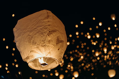 lanterne del cielo, lanterna del cielo beige, lanterna, fiamma, notte, buio, bokeh, attrezzatura per l'illuminazione, illuminato, celebrazione, raggiante, nessuno, evento, vacanza, luce - fenomeno naturale, decorazione, luci di Natale, Inquadratura dal basso, Natale, luce elettrica, defocused, festival tradizionale, elettricità, luce, Vigilia di Capodanno, lampada elettrica, sfondo nero, bicchiere, Lanterna di carta, 4K