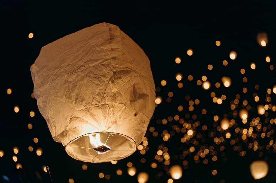lanterne del cielo, lanterna del cielo beige, lanterna, fiamma, notte, buio, bokeh, attrezzatura per l'illuminazione, illuminato, celebrazione, raggiante, nessuno, evento, vacanza, luce - fenomeno naturale, decorazione, luci di Natale, Inquadratura dal basso, Natale, luce elettrica, defocused, festival tradizionale, elettricità, luce, Vigilia di Capodanno, lampada elettrica, sfondo nero, bicchiere, Lanterna di carta, 4K