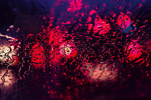 tiro, pioggia, luci, finestra di vetro, astratto, attraverso il vetro, struttura, finestra, textures, sfondi, rosso, defocused, modello, notte, vita notturna, discoteca, cultura artistica e intrattenimento, musica, illuminato, avvicinamento, nessuno, bagnato, acqua, evento, luce - fenomeno naturale, fotogramma intero, luce, messa a fuoco selettiva, in casa, multicolore, Festival, 4K, CC0, dominio pubblico, privo di copyright