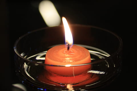 Kerze, hoffen, Feuer, Flamme, Verbrennung, Hitze - Temperatur, beleuchtet, Nahansicht, Natur, drinnen, keine Leute, Feuer - natürliches Phänomen, schwarzer Hintergrund, Studioaufnahme, glühend, dunkel, Veranstaltung, einzelnes Objekt, Wasser, Essen und Trinken, orange Farbe, elektrische Lampe, 5K, CC0, gemeinfrei, lizenzfrei