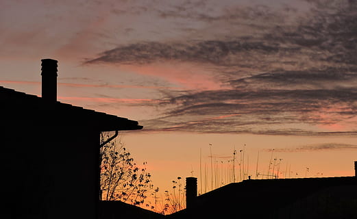 posta de sol, casa, núvols, cel, llar de foc, siluetes, crepuscle, tarda, palazzo, núvol - cel, estructura construïda, arquitectura, silueta, exterior de l'edifici, indústria, fàbrica, naturalesa, cap gent, color taronja, a l'aire lliure, cel dramàtic, tecnologia, vespre, edifici, generació de combustible i energia, pila de fums, bellesa a la natura, Pol · lució, 4K, CC0, domini públic, lliure de regalies