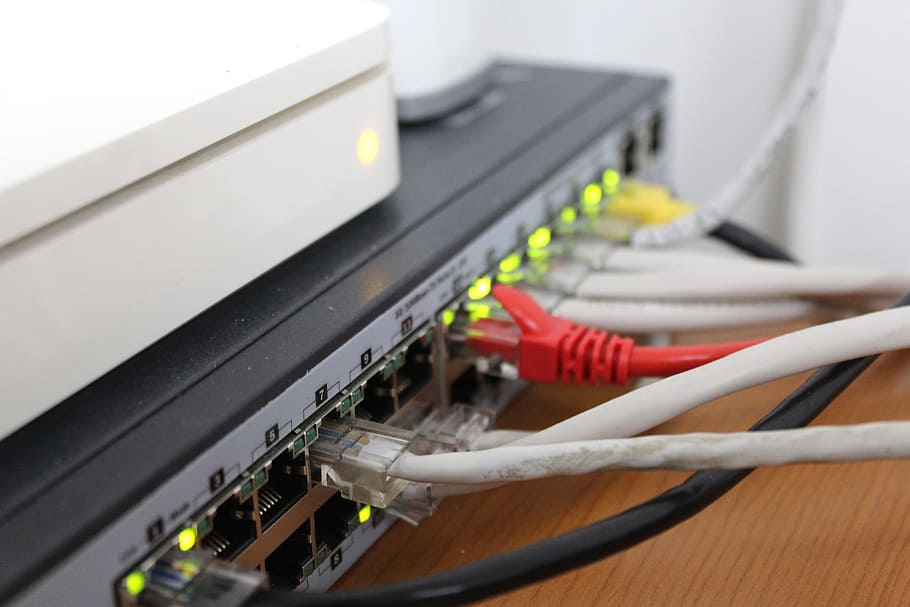 Kabel, Schnüre, Netzwerk, Schalter, Computers, Computer, Technologie, Internet, Computernetzwerk, Kommunikation, Computerkabel, Verbindung, Netzwerkanschlussstecker, Elektrizität, Ausrüstung, kabellose Technologie, Nahansicht, Router, Computerausrüstung, drinnen, Netzwerkserver, Telekommunikationsausrüstung, Geschäft, Industrie, globale Kommunikation, verdrahtet, Staub, elektrische Ausrüstung, Netzteil, 5K