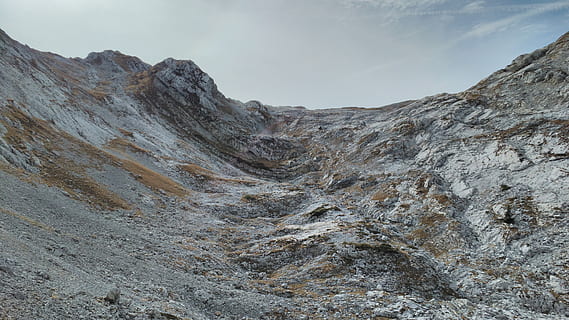 vercors, montagna, autunno, escursioni a piedi, paesaggio, sentiero di montagna, Alpi, roccia, roccia - oggetto, solido, bellezza nella natura, ambiente, scenics - natura, terra, giorno, cielo, natura, scena non urbana, geologia, nessuno, nuvola - cielo, catena montuosa, formazione rocciosa, la tranquillità, terreno estremo, all'aperto, formazione, clima arido, eroso, 4K, CC0, dominio pubblico, privo di copyright