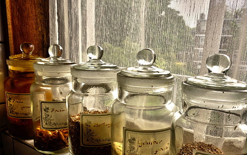 fem, klar, glas krukker, glas, krukke, flaske, beholder, køkken, urt, krydderier, krydderihylde, vindue, vindueskarm, tekst, glas - materiale, indendørs, ingen mennesker, stilleben, meddelelse, dag, variation, gennemsigtig, bord, valg, vestlige script, sundhedspleje og medicin, tæt på, medicin, 2K, CC0, offentligt domæne, royaltyfrie