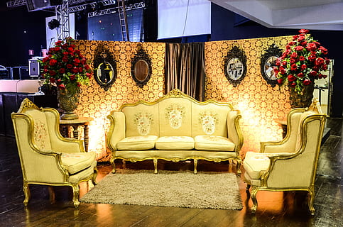 gelbe couch, Sofa, Rezeption, Unterkünfte, Innere, Gepäck, drinnen, Sitz, keine Leute, die Architektur, Möbel, Dekoration, Stuhl, Lichtanlage, Kunst und Handwerk, Darstellung, beleuchtet, Pflanze, Blume, Design, Kreativität, gebaute Struktur, aufwendig, Tierdarstellung, Abwesenheit, Blumenschmuck, 2K, CC0, gemeinfrei, lizenzfrei