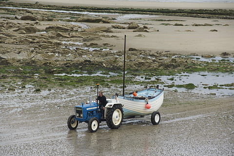 traktor, støvle, skib, trailere, hav, fisk, vand, kyst, forankring, fiskeindustrien, Forsendelse, transportmidler, transportform, jord, dag, strand, natur, land køretøj, rigtige mennesker, nautiske fartøj, sidebillede, udendørs, herrer, scenics - natur, høj vinkel visning, skønhed i naturen, mennesker, 5K, CC0, offentligt domæne, royaltyfrie
