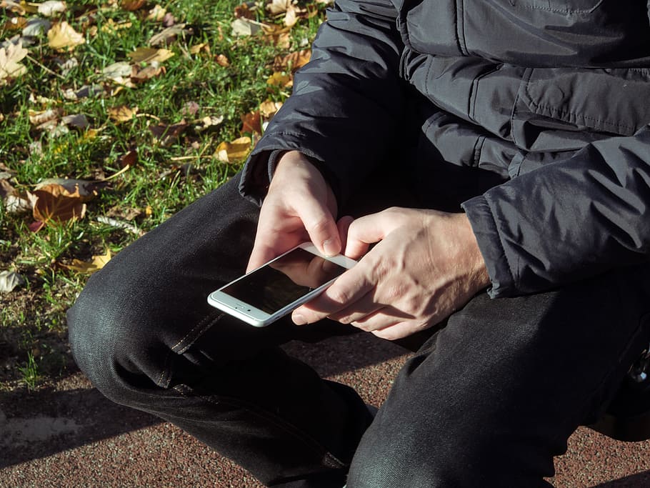 poma, iphone, 6s, més, mòbil, comunicació, pantalla, modern, smartphone, dispositiu, electrònica, digital, intel·ligent, tecnologia, tocar, nou, mà, blanc, tauleta, ordinador Apple, jove, home, noi, masculí, gent, persona, paio, estil de vida, estudiant, atractiu, tardor, sol, a l'aire lliure, assolellat, groc, parc, caure, naturalesa, tecnologia sense fils, una persona, telèfon intel·ligent, telèfon mòbil, connexió, dispositiu d’informació portàtil, assegut, persones reals, planta, telèfon, dia, celebració, mà humana, utilitzant el telèfon, estils de vida, 4K
