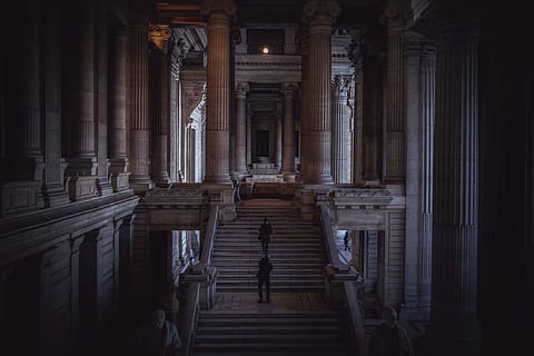 dos, persona, de peu, escala, endins, temple, edifici, columnes, arquitectura, passos, escales, estructura construïda, columna arquitectònica, història, el passat, a l'interior, religió, espiritualitat, persones reals, creença, lloc de culte, estils de vida, una persona, homes, 4K, CC0, domini públic, lliure de regalies