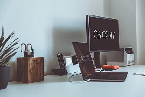 convertit, ordinador, monitor, portàtil, 08:02:47, pantalles, negre, ordinador portàtil, pis, pantalla, escriptori, oficina, PC, a l'interior, taula, mobles, cap gent, tecnologia, negocis, text, guió occidental, equips informàtics, ulleres, interior de casa, comunicació, publicació, gots, llibre, menjar i beguda, connexió, oficina a casa, 5K, CC0, domini públic, lliure de regalies