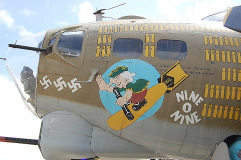 ww2, avión, combatiente, fuerza Aerea, historia, guerra, modo de transporte, transporte, vehículo aéreo, cielo, transporte público, naturaleza, luz del sol, día, nadie, viaje, al aire libre, texto, aeropuerto, volador, vista de ángulo bajo, comunicación, nube - cielo, estacionario, de cerca, 2K, CC0, dominio público, libre de derechos