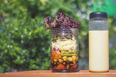 clar, envàs de vidre, rodanxes, vegetals, fusta, superior, superfície, durant el dia, jar, vidre - material, menjar, naturalesa, orgànic, material de fusta, alimentació saludable, cap gent, frescor, menjar i beguda, contenidor, primer pla, centrar-se en primer pla, taula, benestar, ampolla, natura morta, transparent, fruita, producte diari, pot de paleta, estil de vida saludable, vidre, hermètic, menjar vegetarià, 1080P, CC0, domini públic, lliure de regalies