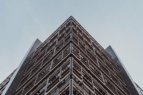bajo, fotografía de ángulo, alto, edificio de subida, arquitectura, edificio, infraestructura, estructura, establecimiento, apartamento, ventanas, condominio, hotel, esquina, simetría, estructura construida, rascacielos, moderno, exterior del edificio, edificio de oficinas, industria de construccion, negocio, escena urbana, vista de ángulo bajo, cielo, ciudad, edificio de oficinas exterior, cielo limpio, nadie, altura maxima, naturaleza, oficina, torre, día, forma de triángulo, al aire libre, hormigón, directamente debajo, 4K, CC0, dominio público, libre de derechos