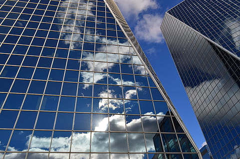 baix, vista d'angle, alt, edifici de pujada, edificis, núvols, reflexió, vidre, finestres, blau, arquitectura, urbà, modern, oficina, façana, exterior, comercial, centre de la ciutat, corporatiu, estructura, ciutat, gratacels, torres, núvol - cel, cel, estructura construïda, exterior de l'edifici, vista d’angle baix, naturalesa, edifici, dia, exterior d’edifici d’oficines, cap gent, negocis, a l'aire lliure, vidre - material, directament a sota, 5K, CC0, domini públic, lliure de regalies