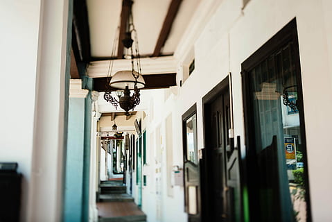 foto tilt shift, chiaro, nero, lampadario, bianca, carillon, sospeso, terrazza, finestra, porta, costruzione, riflessione, luce, lampada, corridoio, architettura, nessuno, struttura costruita, esterno dell'edificio, attrezzatura per l'illuminazione, giorno, messa a fuoco selettiva, all'aperto, Casa, quartiere residenziale, luce elettrica, caratteristica della parete, concentrarsi sullo sfondo, Inquadratura dal basso, lampada elettrica, vicolo, 5K, CC0, dominio pubblico, privo di copyright