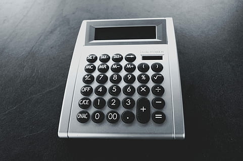 kalkulačka, přístroj, čísla, spočítat, platit, vepište, matematika, ekonomika, Plus, rozdělit, procent, číslo, staromódní, retro stylu, nikdo, technologie, finance, symbol, detail, podnikání, uvnitř, počítací, sdělení, přesnost, stůl, znaménko plus, stálý život, výpočtu, text, klávesnice, stiskněte tlačítko, prázdný, stříbrné barvy, 2K, CC0, veřejná doména, bez autorských práv