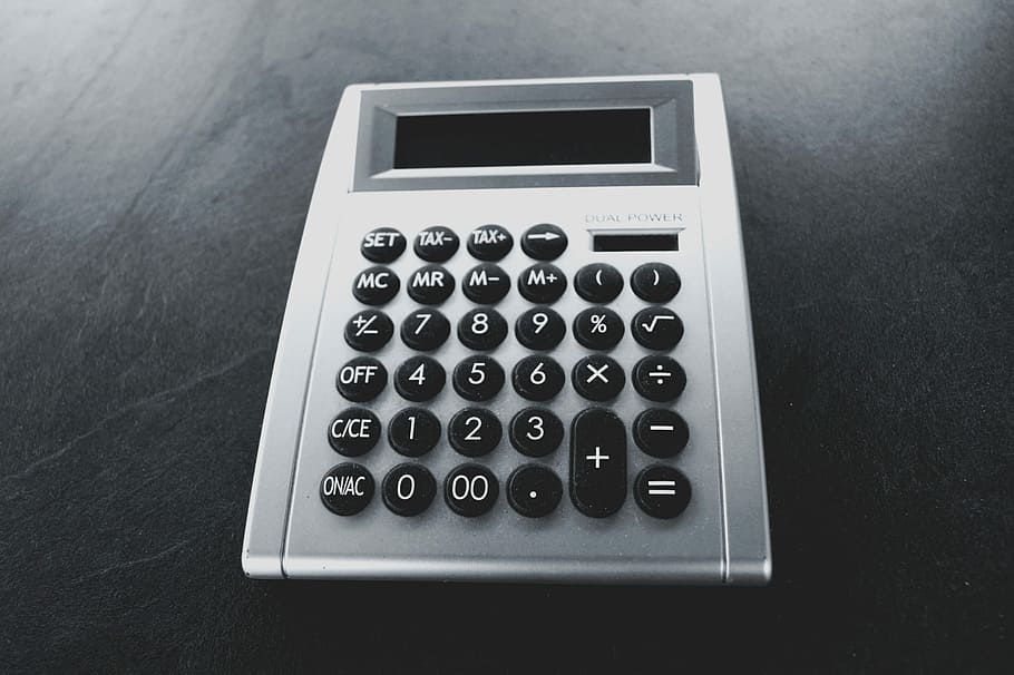 calculadora, dispositiu, números, comptar, pagar, escriure, matemàtiques, economia, més, dividir, percentatge, nombre, passat de moda, estil retro, cap gent, tecnologia, Finances, símbol, primer pla, negocis, a l'interior, comunicació, precisió, taula, signe més, natura morta, càlcul, text, teclat, polsador, en blanc, color plata, 2K