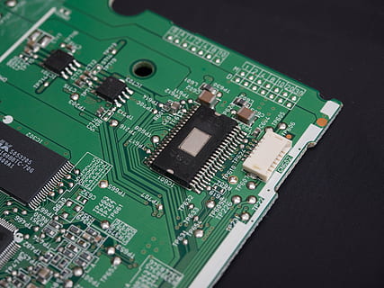 groen, zwart, printplaat, elektronische apparaten, spaander, geheugen, high Tech, elektronische industrie, technologie, computerchip, computer, industrie, computerapparatuur, ingewikkeldheid, verbinding, uitrusting, geen mensen, detailopname, moederbord, computer deel, groene kleur, binnenshuis, communicatie, achtergronden, volledig kader, elektrische component, elektrische apparatuur, processor, zwarte achtergrond, 4K, CC0, publiek domein, royaltyvrij