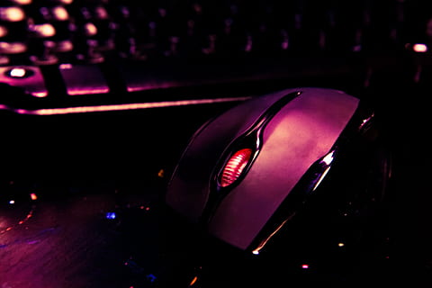 teclat, ordinador, usb, tecnologia, Internet, oficina, negocis, PC, web, escriptori, clau, negre, magenta, cerise, rosa, ratolí, primer pla, cap gent, a l'interior, il·luminat, cultura i entreteniment artístic, equips informàtics, nit, connexió, música, Ratolí de l'ordinador, fosc, vermell, discoteca, centrar-se en primer pla, tecnologia sense fils, cotxe, equip d’àudio, vida nocturna, club d’animació, ball de discoteca, 2K, CC0, domini públic, lliure de regalies